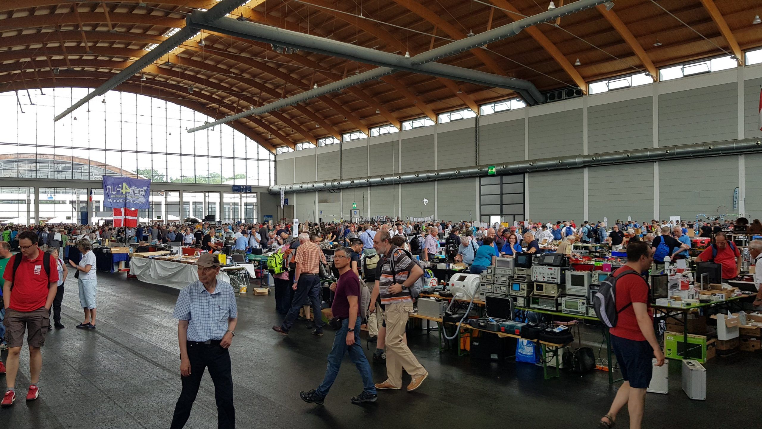 cientos de radioaficionados en una feria en Alemania